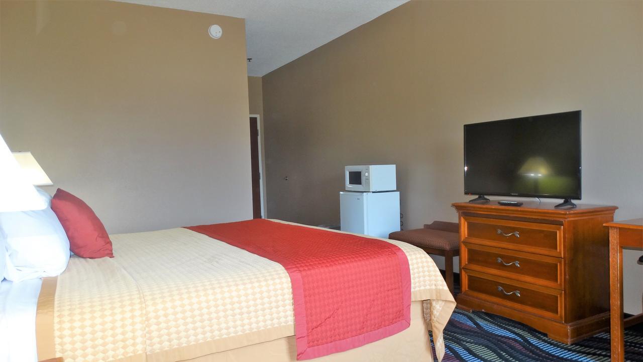 Oak Tree Inn & Suites Claxton Exterior foto